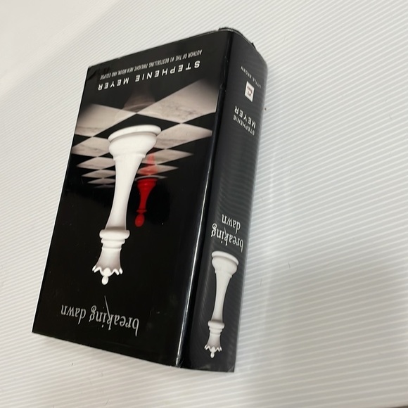 First Edition hardcover Breaking Dawn book written by Stephanie Meyer - Picture 9 of 10